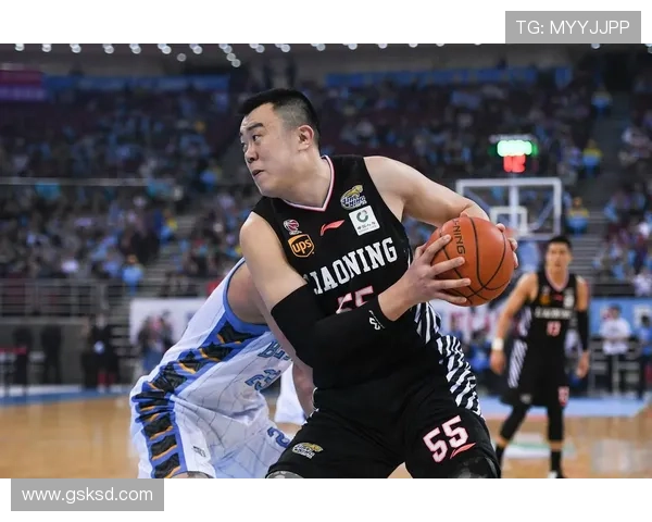 弗里曼防守丹尼斯三分时垫脚被判定为一级恶意犯规引发争议